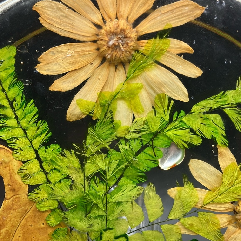 Vintage Gamut Lucite cheese board with pressed flowers and dome - Picture 8 of 15